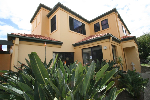 STYLISH TOWNHOUSE - INNER CITY LIVING Picture 1