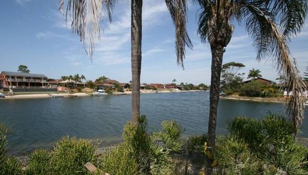MERMAID WATERS POINT POSITION WITH 43m FRONTAGE TO WATER, LAND MASS 1405sqm Picture