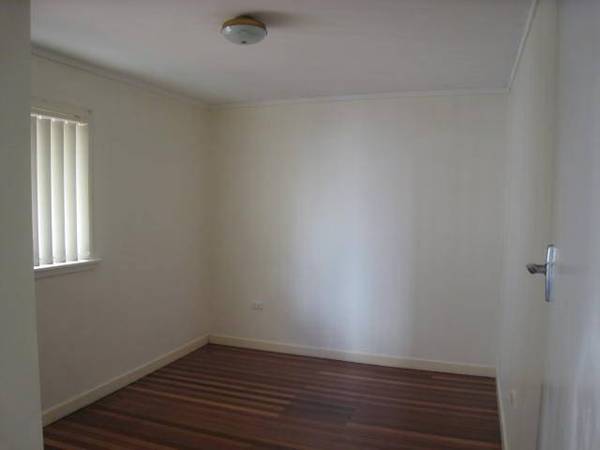 Ideal Location - Short Stroll to Shops Picture Ideal Location - Short Stroll to Shops Picture