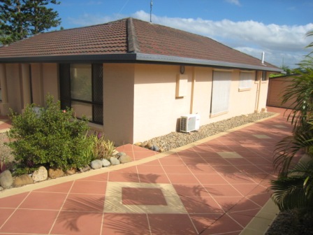 Beautifully Presented Benowa Home! Picture 3