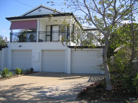 The Ultimate Location - Modern Spacious Villa - Open Wednesday 1st April at 5pm Picture 1