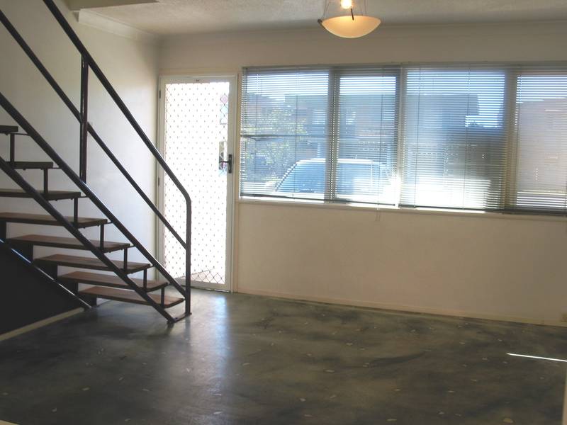 Ultra Modern - Renovated Townhouse! Open Saturday 21st at 11.40am Picture 2