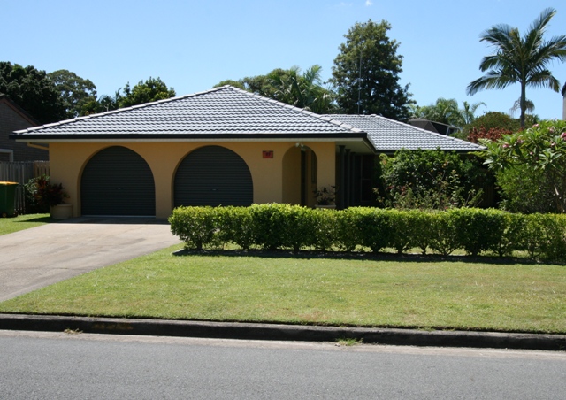 PICTURE PERFECT HOME: Dress Circle, Jaguar Drive, Bundall, 600m Block Picture 1