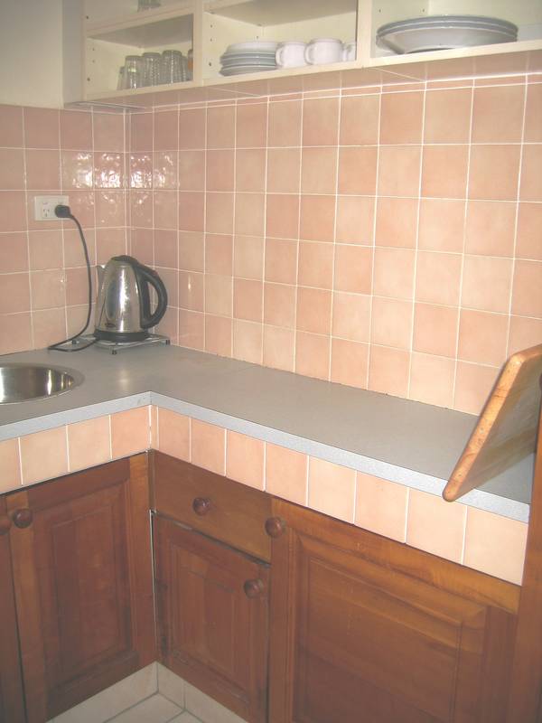One bedroom Bedsit - Short Stroll to Shops & Transport Picture