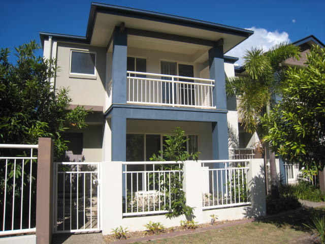Ultra Modern tri-level Villa - Superb Location! Picture 1