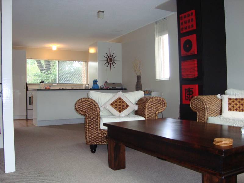 Superb Renovation - Very Central Location!! Open 18.04.09 @ 11am Picture 1