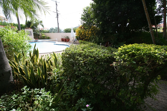 CHEVRON ISLAND: TRENDY & TRANQUIL APARTMENT Picture 3