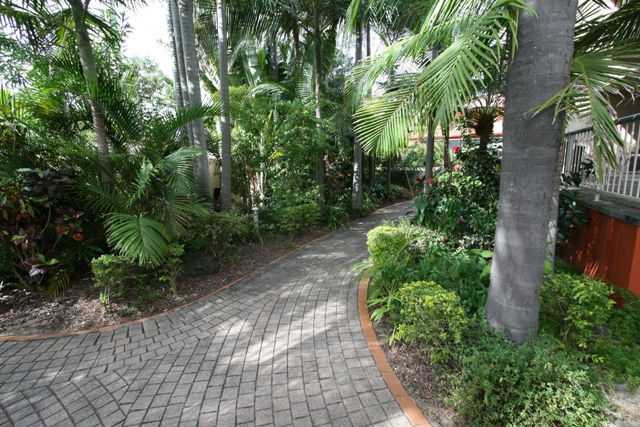 CHEVRON ISLAND: TRENDY & TRANQUIL APARTMENT Picture 2