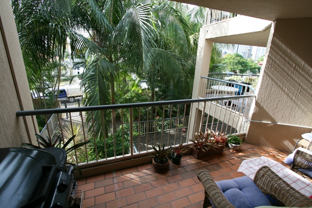 CHEVRON ISLAND: TRENDY & TRANQUIL APARTMENT Picture 1