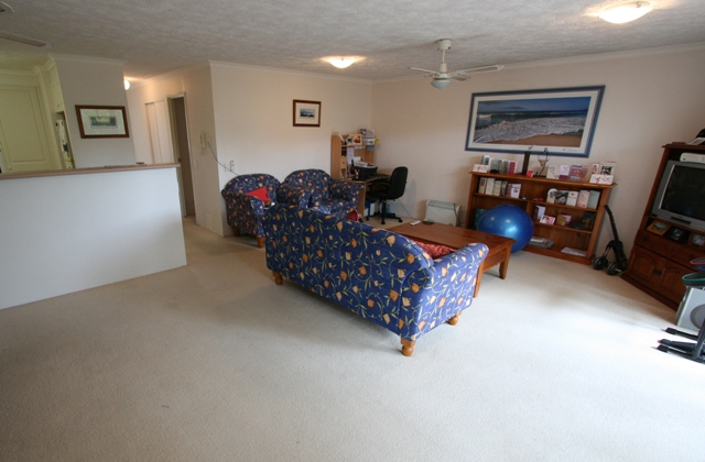 Chic 2 bedroom apartment on trendy Chevron Island Picture 3