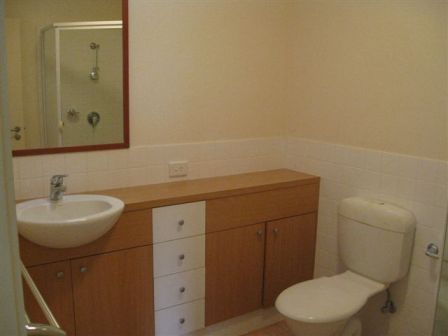 Air Conditioned Contemporary Style Villa - Across from Golf Course - 5 mins walk to Chevron Island Picture 3