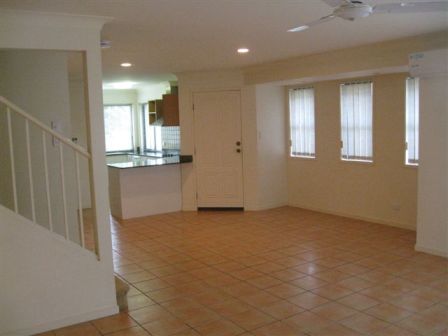 Air Conditioned Contemporary Style Villa - Across from Golf Course - 5 mins walk to Chevron Island Picture 2