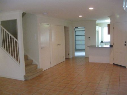 Air Conditioned Contemporary Style Villa - Across from Golf Course - 5 mins walk to Chevron Island Picture 2