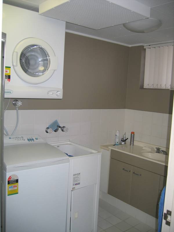 Very central location - Modern FURNISHED unit - Open 15.10.09 @ 4pm & 17.10.09 @ 11.20am Picture 3