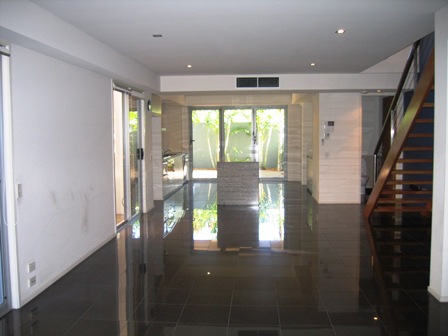 Superb and Spacious Modern Chevron Villa - Available 15th Dec 09 Picture 3