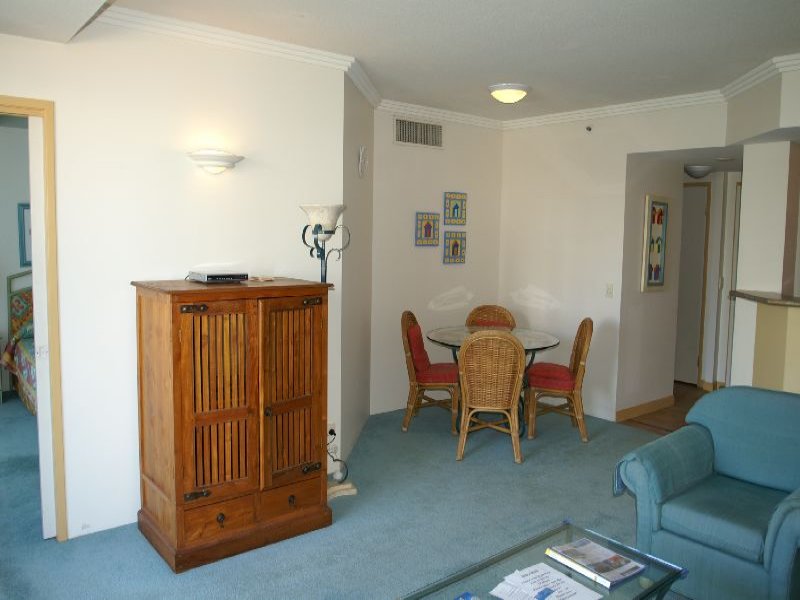 Crown Towers - Resort style living at its best! Picture 2