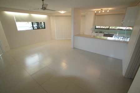 Superb Fully Renovated Apartment - Race You to the Beach! Open 17.10.09 @ 12.20pm Picture 1