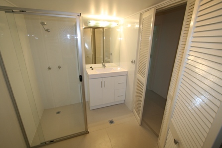 Superb Fully Renovated Apartment - Race You to the Beach! Open 17.10.09 @ 12.20pm Picture 3