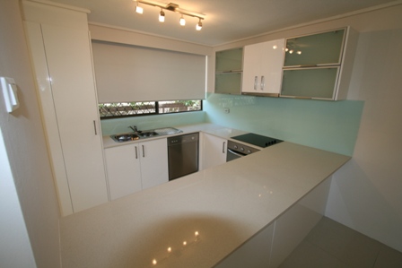 Superb Fully Renovated Apartment - Race You to the Beach! Open 17.10.09 @ 12.20pm Picture 2