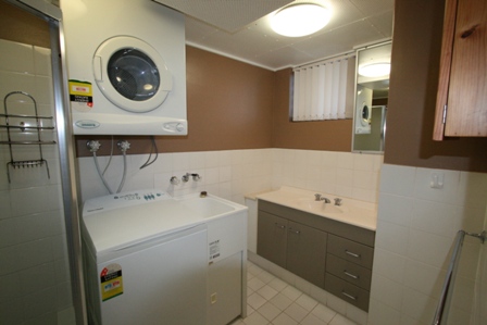 Very central location - Modern FURNISHED unit - Open 26.10.09 @ 4.40pm Picture 3