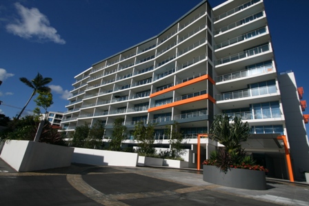 Luxury Stylish Broadwater Apartment - What Value @ $325.00pw + 1 WEEK RENT FREE* Open 5.12.09 @ 1pm Picture 1