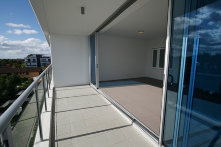 Luxury Stylish Broadwater Apartment - What Value @ $325.00pw + 1 WEEK RENT FREE* Open 5.12.09 @ 1pm Picture 2