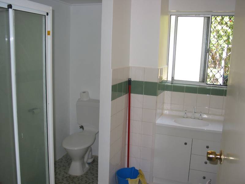 Very central location - Available early February 2010 Picture 3