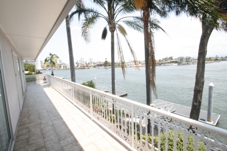 Boaties Paradise - Expansive Waterfront Family Residence with Pontoon! Open 06.01.10 @ 3.30pm Picture 2