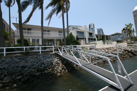 Boaties Paradise - Expansive Waterfront Family Residence with Pontoon! Open 06.01.10 @ 3.30pm Picture 1
