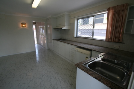 Boaties Paradise - Expansive Waterfront Family Residence with Pontoon! Open 06.01.10 @ 3.30pm Picture 3