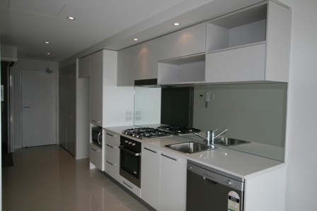 Luxury Stylish Broadwater Apartment - What Value @ $325.00pw + 1 WEEK RENT FREE* Open 5.12.09 @ 1pm Picture 2