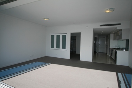 Luxury Stylish Broadwater Apartment - What Value @ $325.00pw + 1 WEEK RENT FREE* Open 5.12.09 @ 1pm Picture 3
