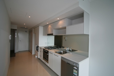 Luxury Stylish Broadwater Apartment - What Value @ $325.00pw + 1 WEEK RENT FREE* Open 5.12.09 @ 1pm Picture 1