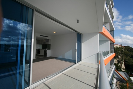 Luxury Stylish Broadwater Apartment - What Value @ $325.00pw + 1 WEEK RENT FREE* Open 5.12.09 @ 1pm Picture 2