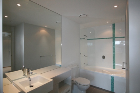 Luxury Stylish Broadwater Apartment - What Value @ $325.00pw + 1 WEEK RENT FREE* Open 5.12.09 @ 1pm Picture 3