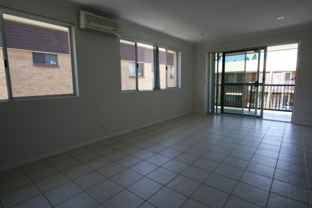 Rare as Hens Teeth! - Aircond 3brm Apartment with Double Garage!! Open 09.01.10 @ 12pm Picture 3