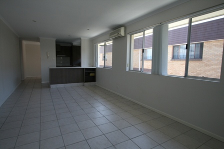 Rare as Hens Teeth! - Aircond 3brm Apartment with Double Garage!! Open 09.01.10 @ 12pm Picture 2