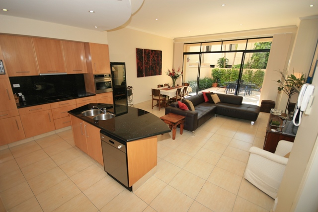 Beautifully Presented Oversized Three Level Luxury Villa - Open 30.12.09 @ 4.00pm Picture 1