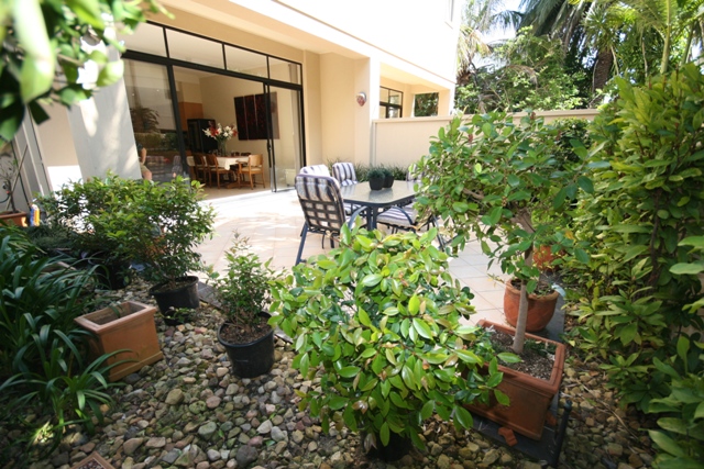 Beautifully Presented Oversized Three Level Luxury Villa - Open 30.12.09 @ 4.00pm Picture 3