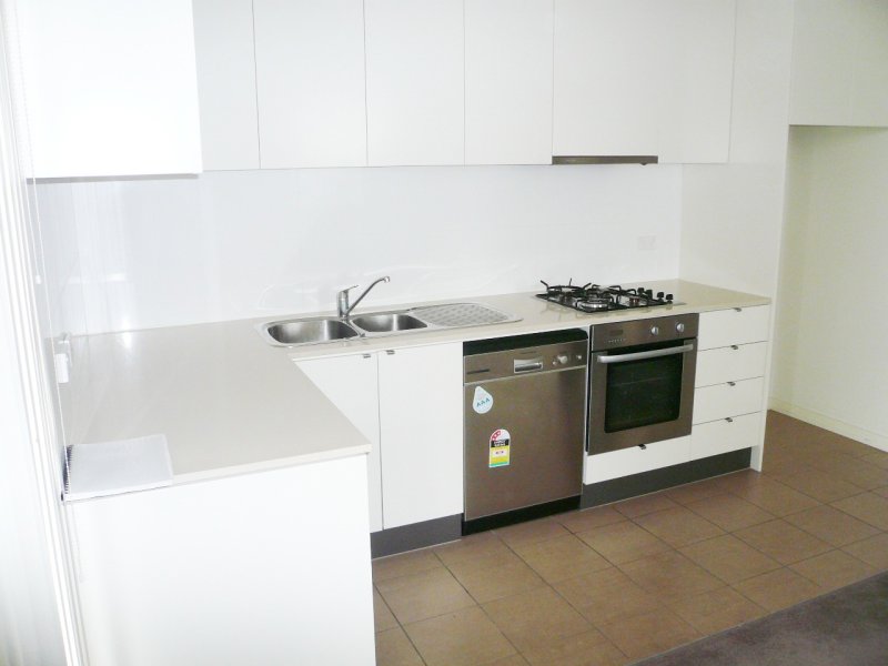 IMMACULATE 1 BEDROOM APARTMENT! Picture 2