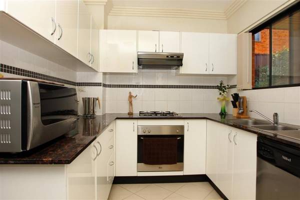 STYLISH GARDEN APARTMENT Picture 3