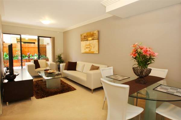 STYLISH GARDEN APARTMENT Picture 2