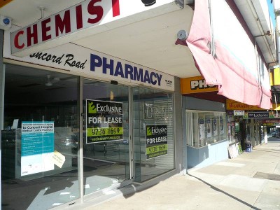 LARGE & MODERN LOCK UP SHOP Picture