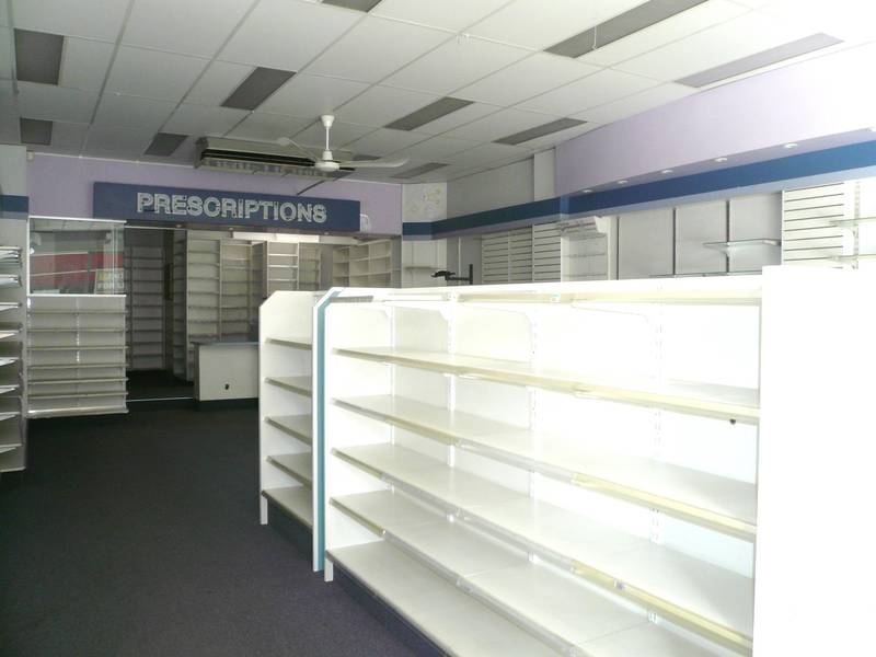 LARGE & MODERN LOCK UP SHOP Picture 3