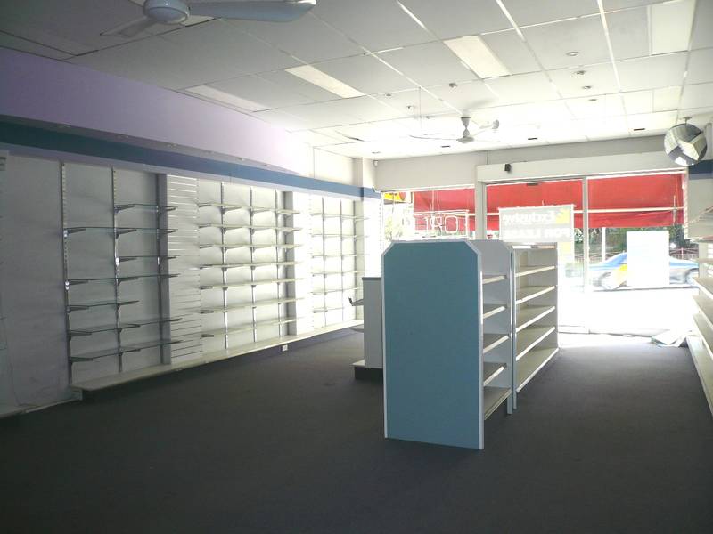 LARGE & MODERN LOCK UP SHOP Picture 2