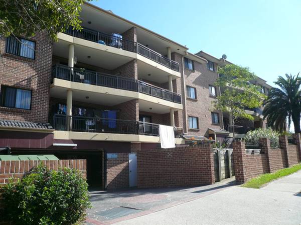 TOP FLOOR, TOP SIZE - A MUST TO INSPECT Picture 1