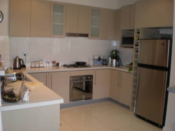 Fully Furnished Contemporary Apartment Picture 2