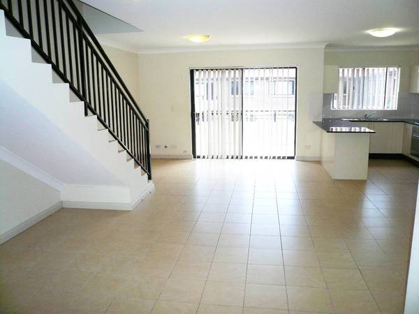 READY TO MOVE INTO - 4 BEDROOM UNIT Picture READY TO MOVE INTO - 4 BEDROOM UNIT Picture