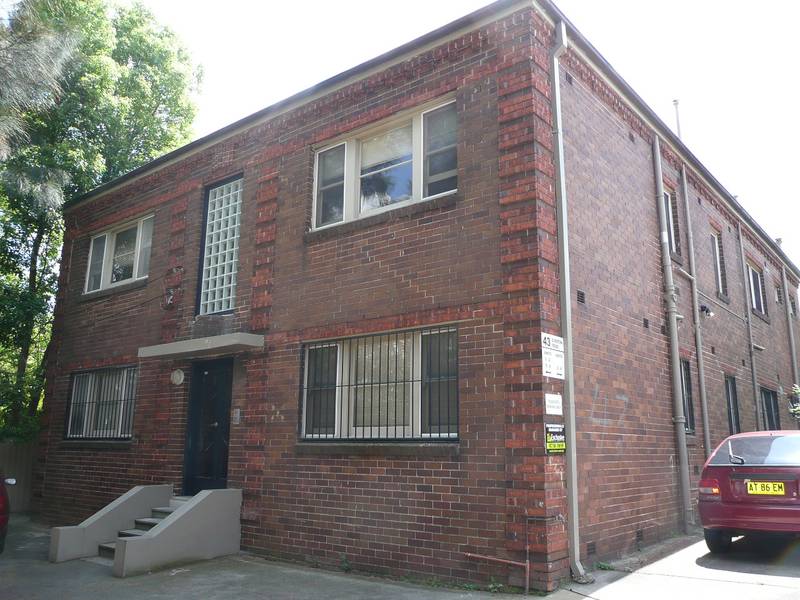 IMPRESSIVE 1 BEDROOM IN SMALL SECURITY COMPLEX Picture 1