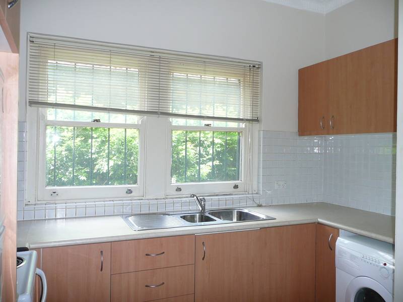 IMPRESSIVE 1 BEDROOM IN SMALL SECURITY COMPLEX Picture 2